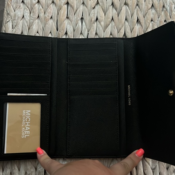 Michael Kors trifold large wallet - Picture 3 of 3